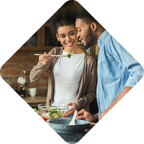Imagem possui duas pessoas cozinhando